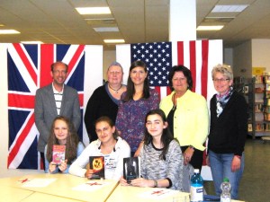 Die Gewinnerinnen und das Komitee. 