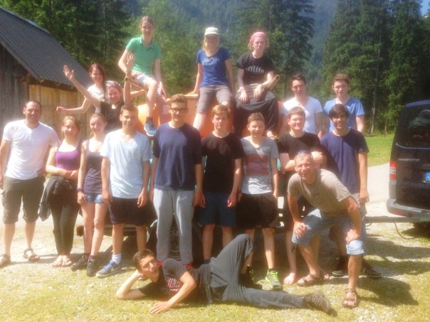 Kursteilnehmer von links, hinten: Michelle Mittermeier, Elizabeth Wittal, Victoria Wiegmann, Anna Olt, Lukas Lawall, Nicolas Kilian, Daniel Schmidt; Mitte: Markus Jacobi, Sara Nied, Lena Helbig, Janco Brose, Raoul Fürst, Justus Schmidt, Christopher Schienke, Alexander Lipfert, Noah Trabelsi; vorne: Shajan Sepanlou, Volker Stelzer; nicht auf dem Foto: Ingo Krüger