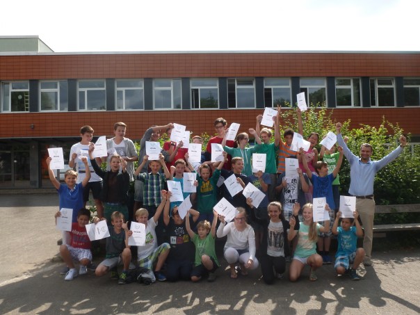 Teilnehmer und Teilnehmerinnen der Theodor-Fliedner-Schule freuen sich über ihren Erfolg beim HEUREKA!-Wettbewerb 2015.